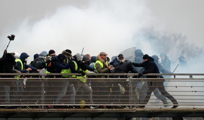 Demonstrant koji je tukao francuske policajce je bivši bokser i državni prvak (VIDEO) Foto: AP