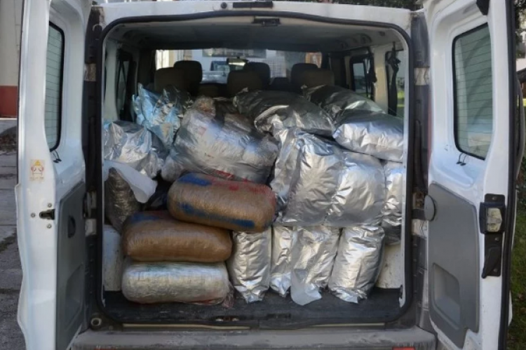 BiH: Uhapšeni Zeničani i Crnogorac zbog 240 kilograma droge koja je zaplijenjena u Gacku BiH: Uhapšeni Zeničani i Crnogorac zbog 240 kilograma droge koja je zaplijenjena u Gacku