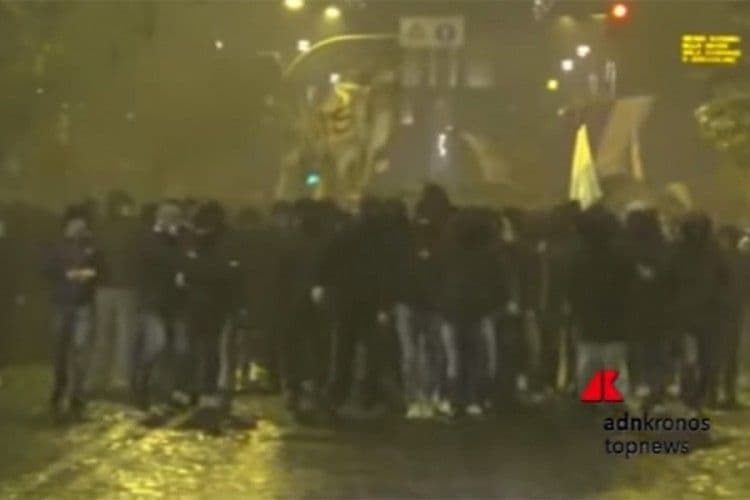 Tuča navijača Lacija i policije (VIDEO) Tuča navijača Lacija i policije (VIDEO)