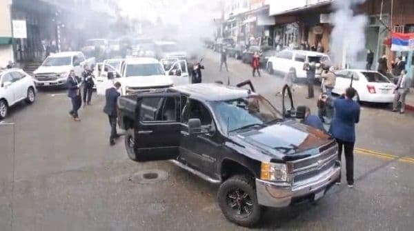 VIDEO: Vlade Divac šetao i pucao po gradu sa sačmarom VIDEO: Vlade Divac šetao i pucao po gradu sa sačmarom