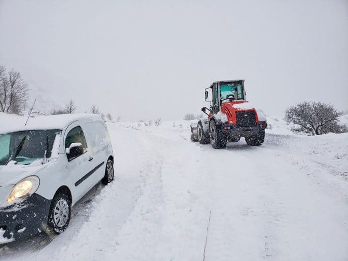 Kamioni hercegnovske Čistoće zaglavljeni u snijegu, ugrožena sela Kamioni hercegnovske Čistoće zaglavljeni u snijegu, ugrožena sela