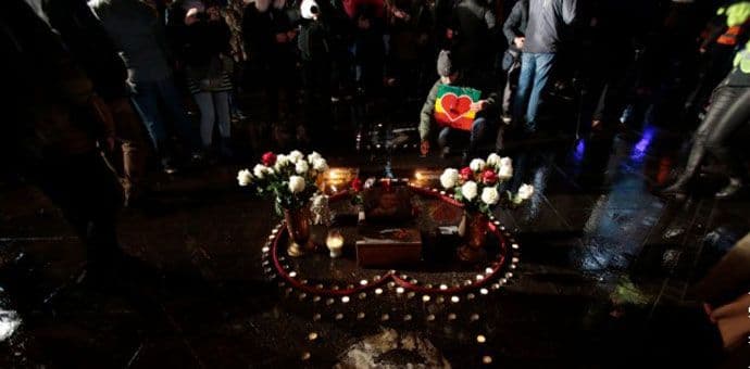 Šest predmeta o slučaju ubistva Davida Dragičevića Paljenje svijeća za Davida; Foto: Tanjug / AP / Amel Emrić