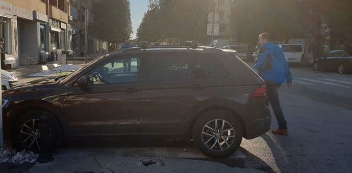 Parkiranje na pješačkom prelazu Parkiranje na pješačkom prelazu