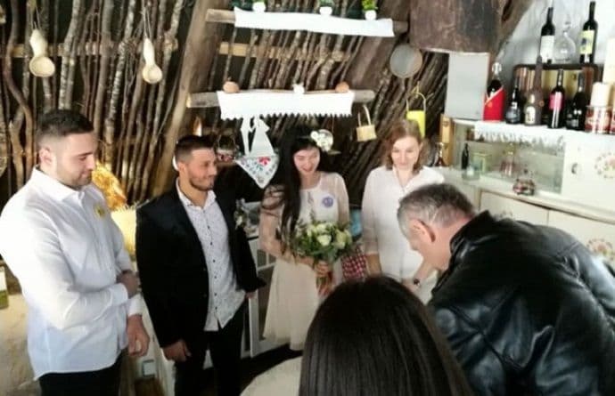 Svadba za priču: Jovana i Aldin terenskim vozilima kroz snijeg do mjesta za vjenčanje Svadba za priču: Jovana i Aldin terenskim vozilima kroz snijeg do mjesta za vjenčanje