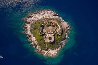 Položeni vijenci i cvijeće u utvrđenju Mamula Položeni vijenci i cvijeće u utvrđenju Mamula