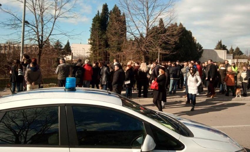 Burno tokom sječe čempresa: Privedena četvorica gradjana Burno tokom sječe čempresa: Privedena četvorica gradjana