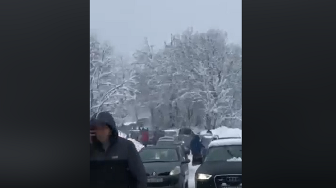 Kolona zaglavljena u snijegu na putu prema Bjelasici Kolona zaglavljena u snijegu na putu prema Bjelasici