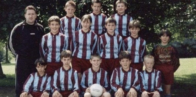 Džejmsu Milneru crveni karton pokazao bivši profesor fizičkog Džon Mos i Džejms Milner (sa loptom u krilu)