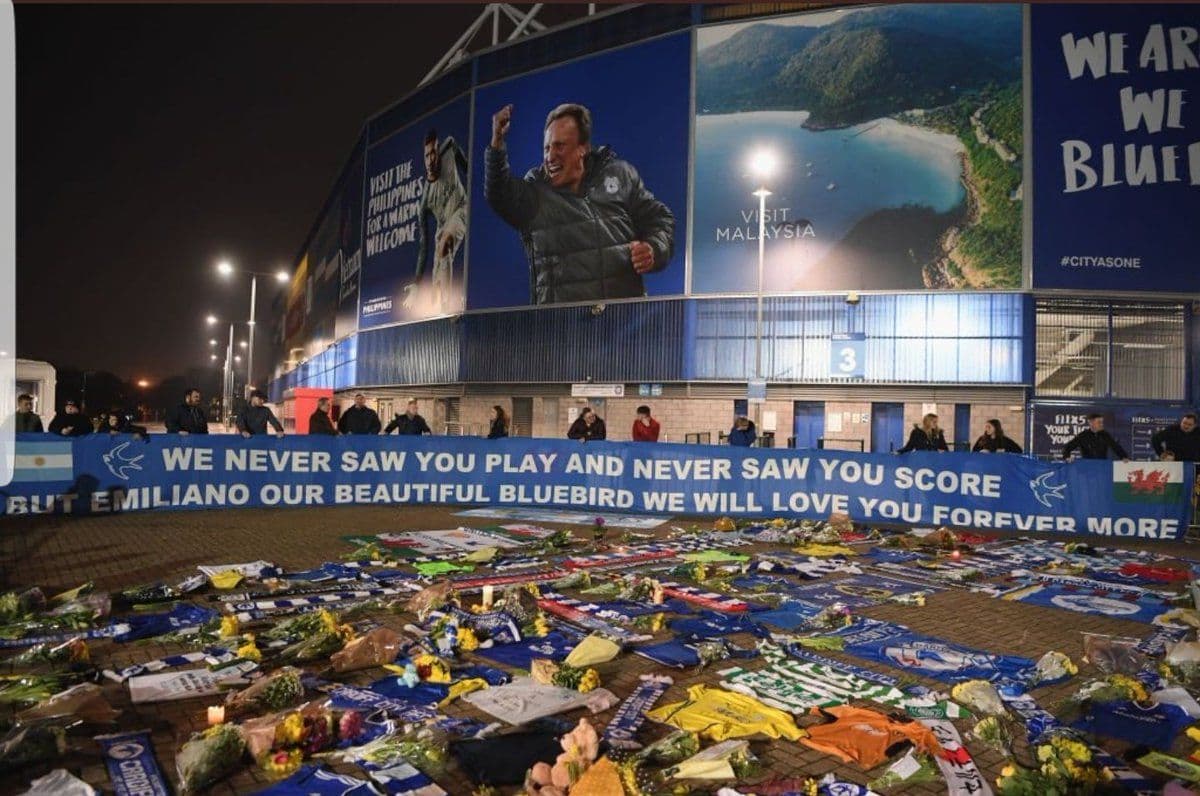 Dirljiv oproštaj navijača Kardifa od Emilijana Sale Dirljiv oproštaj navijača Kardifa od Emilijana Sale