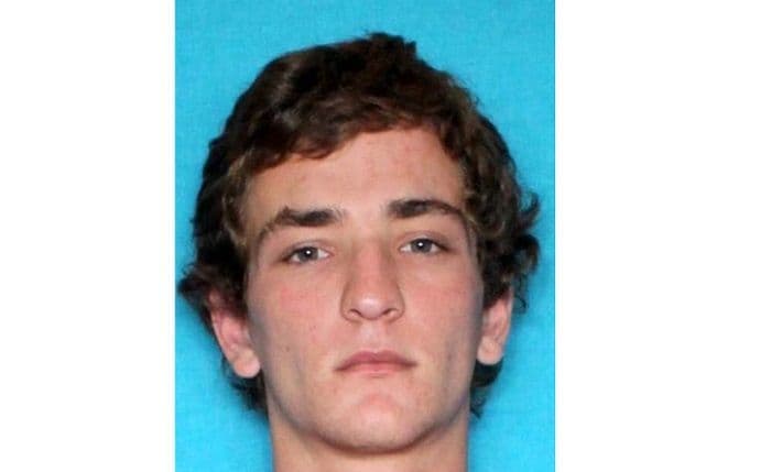 Potraga za dvadesetogodišnjakom koji je ubio roditelje Potraga za dvadesetogodišnjakom koji je ubio roditelje