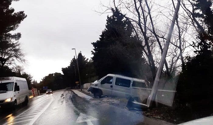 Bar: Kombi sletio sa puta i udario u ogradu hotela Bar: Kombi sletio sa puta i udario u ogradu hotela