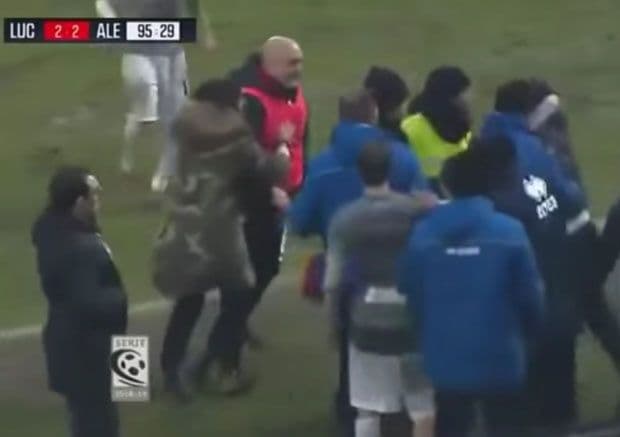 Glavom udario pomoćnika protivničkog tima, igraču rekao da slomi noge rivalu Foto: Youtube