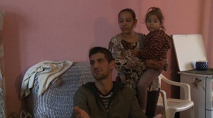 Romska porodica sa Cetinja u 21. vijeku živi bez struje i toaleta Romska porodica sa Cetinja u 21. vijeku živi bez struje i toaleta