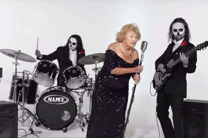 Baka koja je preživjela holokaust pjeva u hevi metal bendu Baka koja je preživjela holokaust pjeva u hevi metal bendu