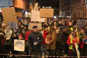 Potpisivanje "sporazuma sa narodom" na protestu u Beogradu