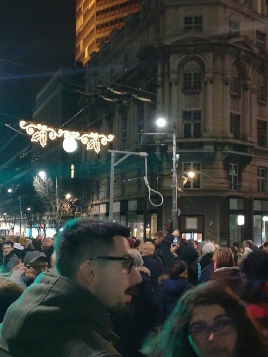 Identifikovani mladići koji su na protestu nosili vješala Identifikovani mladići koji su na protestu nosili vješala