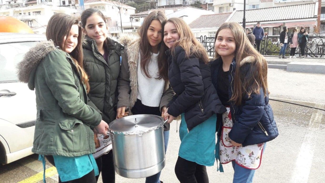 Dnevno pripreme i podijele oko 400 besplatnih obroka Dnevno pripreme i podijele oko 400 besplatnih obroka