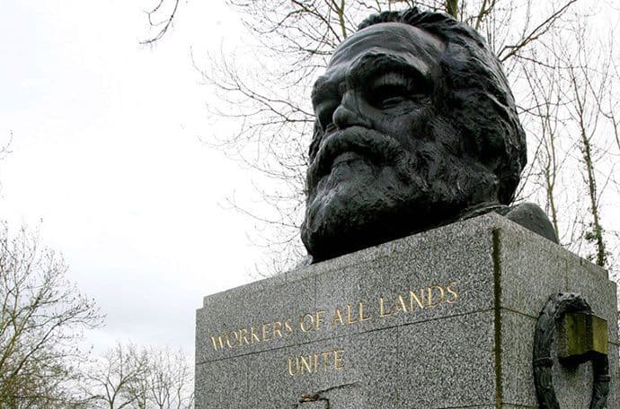 Oštećen grob Karla Marksa u Londonu Oštećen grob Karla Marksa u Londonu