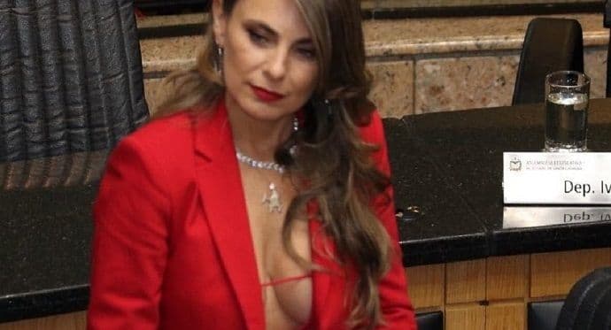 Duboki dekolte poslanice šokirao cijelu zemlju Duboki dekolte poslanice šokirao cijelu zemlju