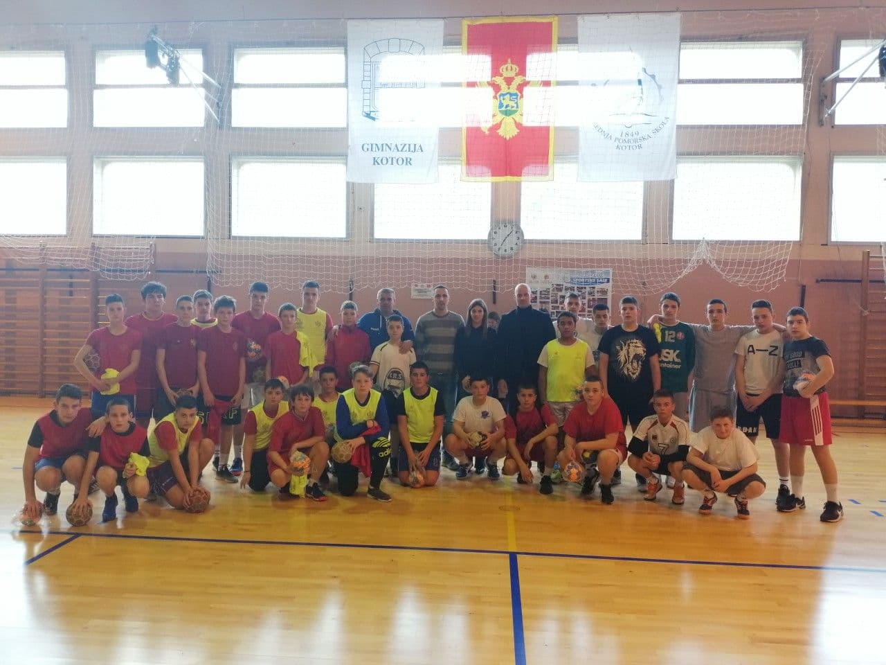 Kapisoda uručio rukometne lopte učenicima Srednje pomorske škole Kapisoda uručio rukometne lopte učenicima Srednje pomorske škole