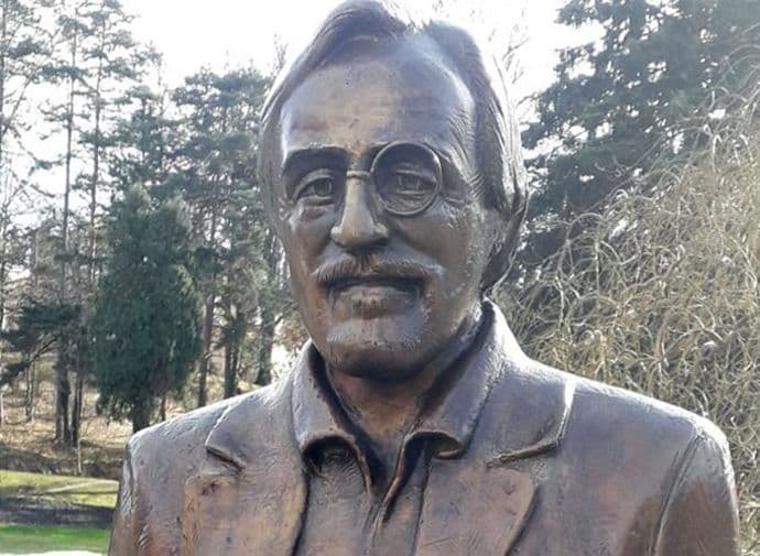 Ponovo oskrnavljena statua glumca Dragana Nikolića Foto: Novosti