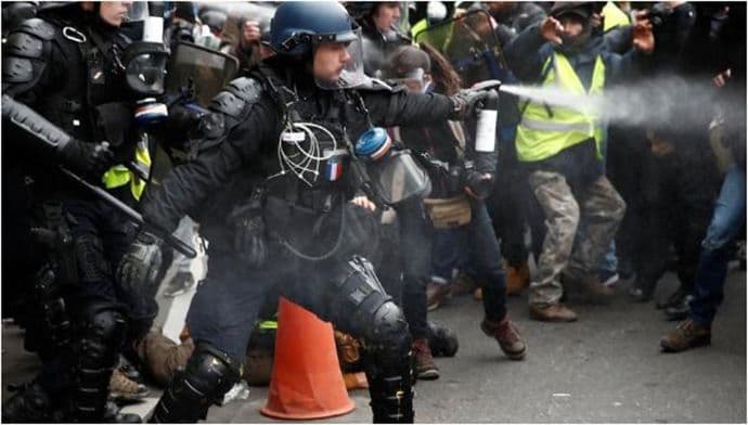 Uznemirujući snimak iz Pariza: Demonstrantu granata raznijela ruku Foto: Reuters