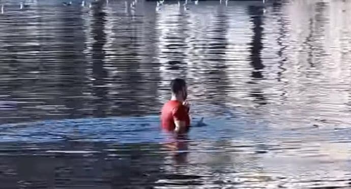 "Da nisam skočio u more ubili bi me" "Da nisam skočio u more ubili bi me"