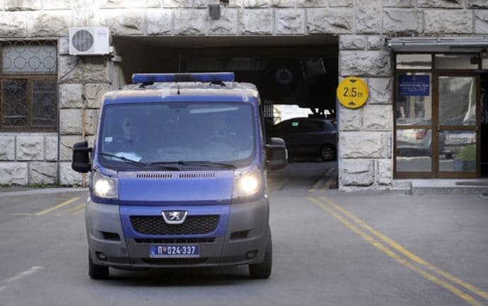 Isjekao gume na marici, dva policijska auta i još 15 automobila Isjekao gume na marici, dva policijska auta i još 15 automobila