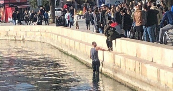 Tri muškarca privedena zbog napada na sportiste u Splitu, kod jednog pronađen ukradeni dres Tri muškarca privedena zbog napada na sportiste u Splitu, kod jednog pronađen ukradeni dres