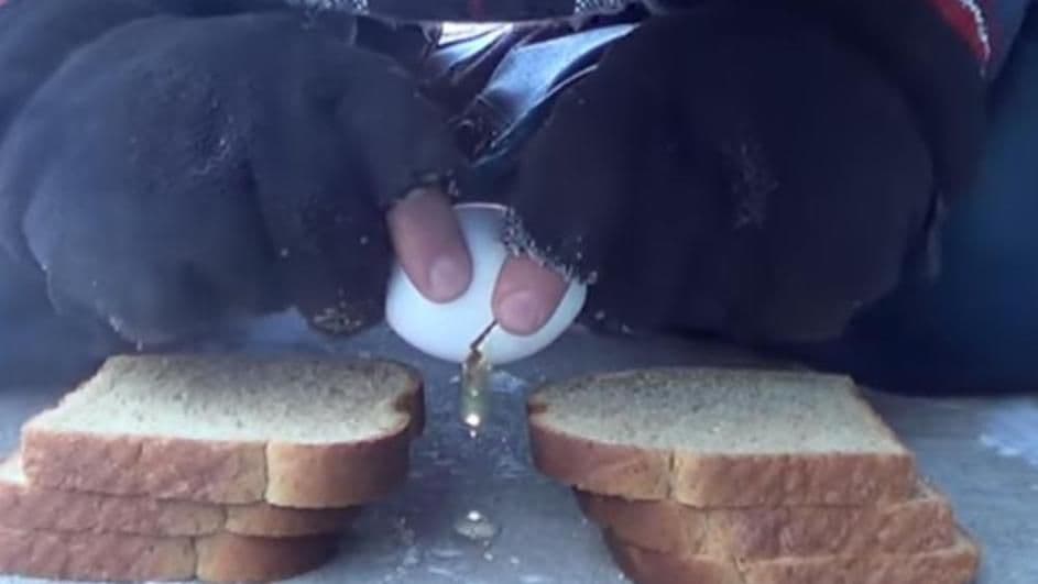 VIDEO:Razbio je jaje na -32 i dočarao koliko je hladno VIDEO:Razbio je jaje na -32 i dočarao koliko je hladno