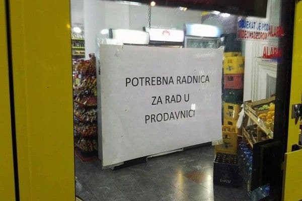 Žene u trgovini: Ćuti i radi Internet