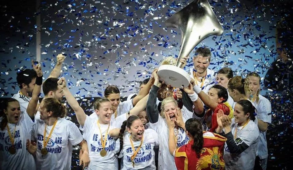 Dame su simbol plavo-bijelog grada Dame su simbol plavo-bijelog grada