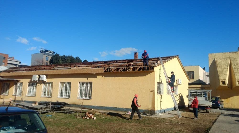 Počela rekonstrukcija krova Narodnog univerziteta "Milun Božović" Počela rekonstrukcija krova Narodnog univerziteta "Milun Božović"