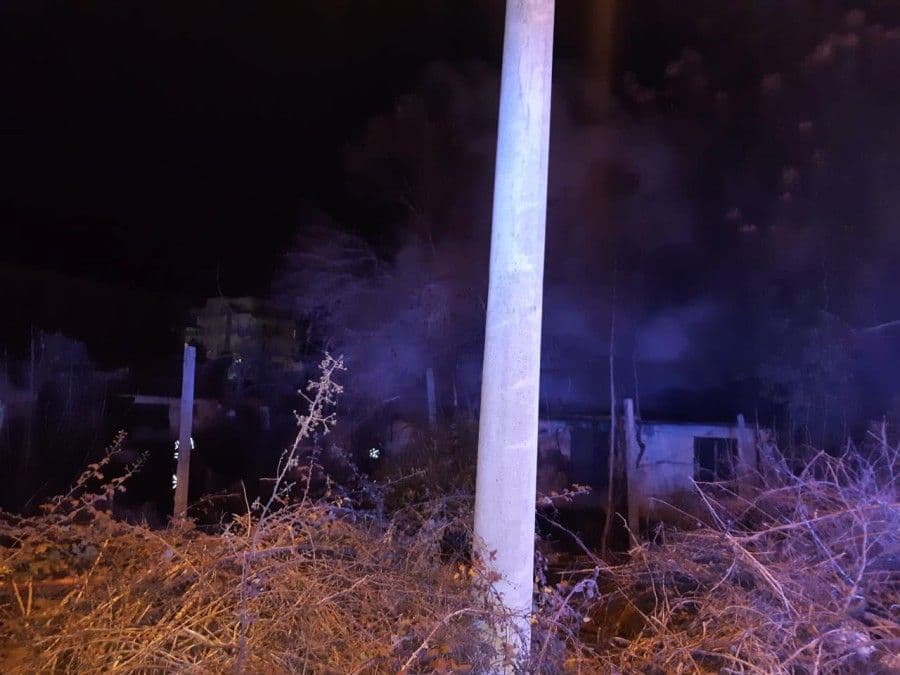 Gorjela napuštena kuća u Podgorici Gorjela napuštena kuća u Podgorici