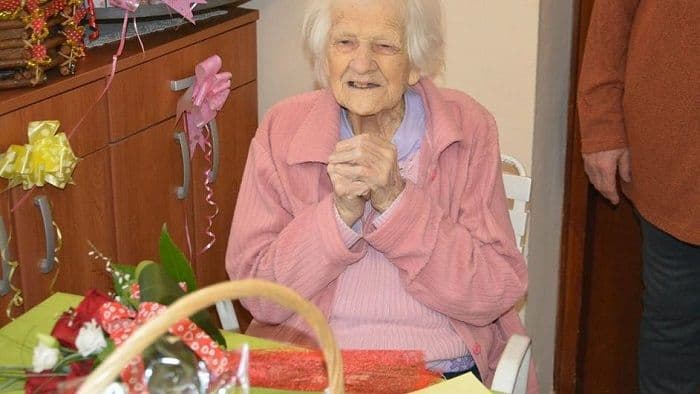 Baka (104) recituje bez muke pjesmu iz osnovne škole Baka (104) recituje bez muke pjesmu iz osnovne škole
