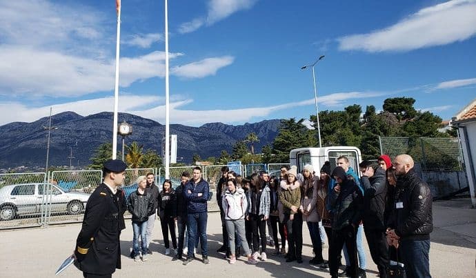 Učenici iskazali interesovanje za ljetnji vojni kamp i za mogućnost karijere u VCG Učenici iskazali interesovanje za ljetnji vojni kamp i za mogućnost karijere u VCG