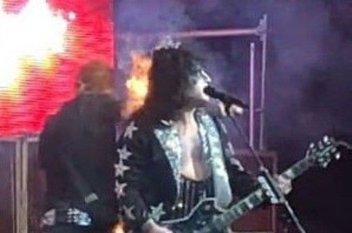 Kosa mu se zapalila, on nastavio da pjeva Kosa mu se zapalila, on nastavio da pjeva