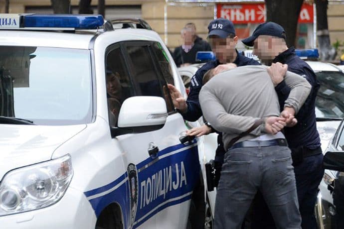 Brata prebio motikom i slomio mu lobanju Brata prebio motikom i slomio mu lobanju