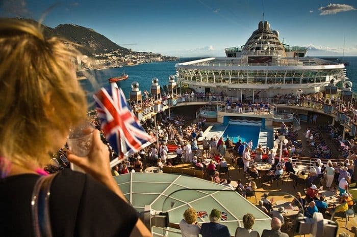 Bivši radnici kruzera otkrivaju najprljavije tajne života ispod palube Bivši radnici kruzera otkrivaju najprljavije tajne života ispod palube