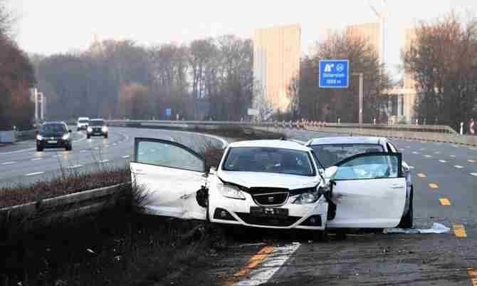 Stravične slike s mjesta nesreće u kojoj je poginuo Šaban Šaulić Stravične slike s mjesta nesreće u kojoj je poginuo Šaban Šaulić