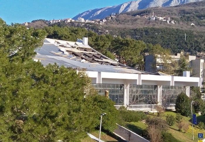 Bura odnijela dio krova s bazena u Igalu Bura odnijela dio krova s bazena u Igalu