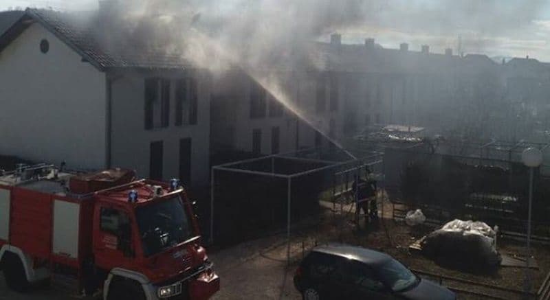 Nikšić: Izgorio dio krova, nema povrijeđenih stanara Nikšić: Izgorio dio krova, nema povrijeđenih stanara