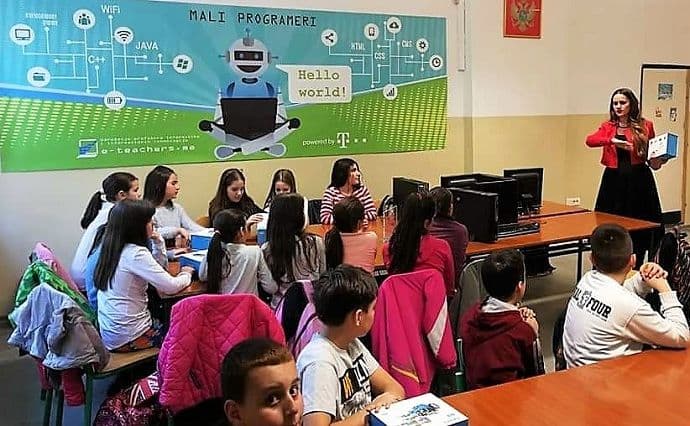 Telekom podržao „Male programere“: Osnovci uče da sastavljaju robote Telekom podržao „Male programere“: Osnovci uče da sastavljaju robote