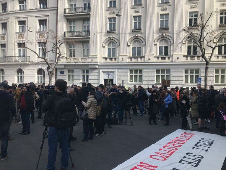 Više stotina novinara protestuje u Zagrebu: "Dosta je bilo progona" Više stotina novinara protestuje u Zagrebu: "Dosta je bilo progona"