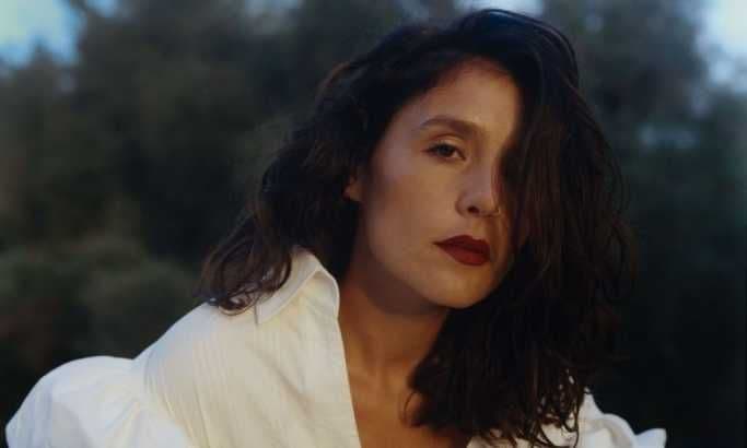 Popularna pjevačica se porodila u svojoj dnevnoj sobi Popularna pjevačica se porodila u svojoj dnevnoj sobi