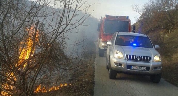 Gori kuća u Bijelim Poljanama, a u Dobrskom selu vinogradi Gori kuća u Bijelim Poljanama, a u Dobrskom selu vinogradi
