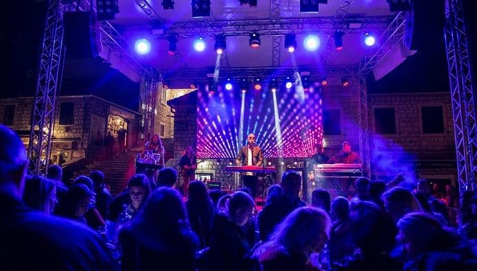Koncert Saše Matića održan pred više hiljada ljudi u HN Koncert Saše Matića održan pred više hiljada ljudi u HN