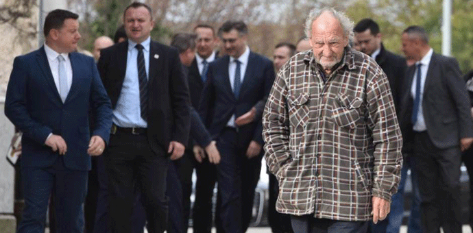 Fotografija Plenkovića i siromašnog starca kao simbol podijeljenosti u društvu Foto: Hrvoje Jelavic/PIXSELL