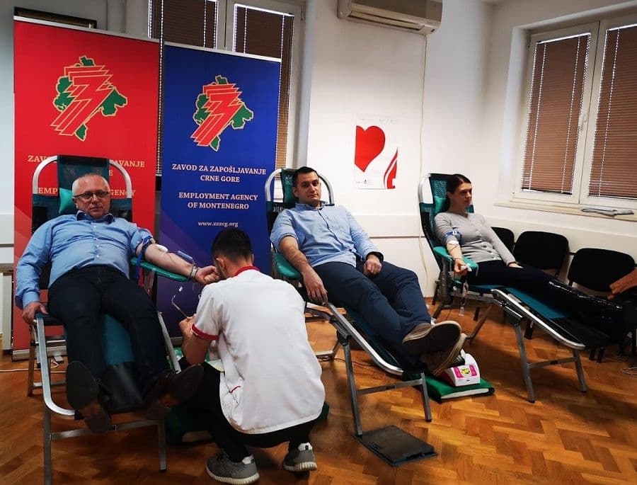 Zaposleni u Zavodu za zapošljavanje dobrovoljno dali krv Zaposleni u Zavodu za zapošljavanje dobrovoljno dali krv