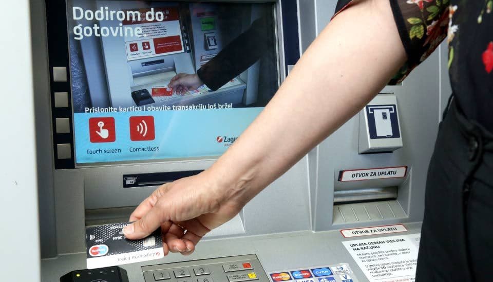 U Crnoj Gori uvedeni beskontaktni bankomati U Crnoj Gori uvedeni beskontaktni bankomati